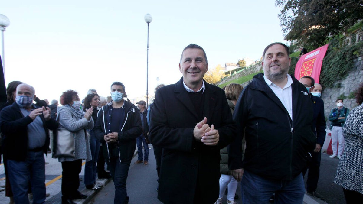 El coordinador de EH Bildu, Arnaldo Otegi (i), y el presidente de ERC, Oriol Junqueras, en la manifestación a favor de los presos de ETA, ayer en San Sebastián.