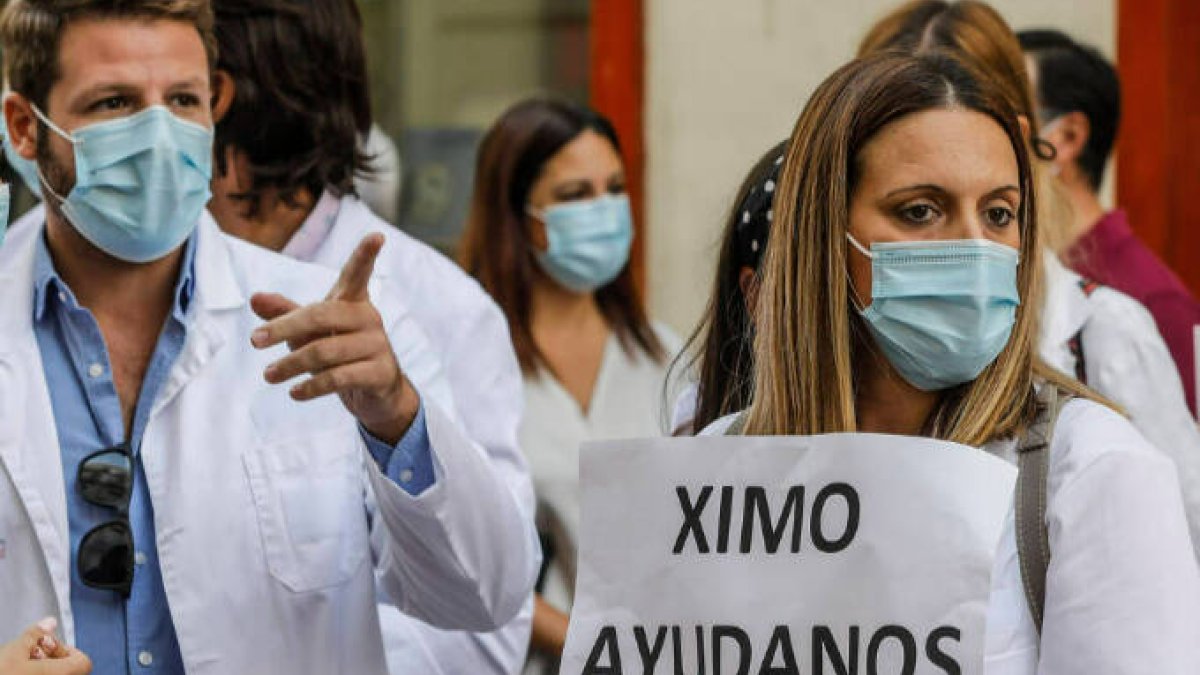 rabajadores del Hospital de Torrevieja (Alicante) y Médicos Internos Residentes (MIR) protestan en las inmediaciones de Les Corts Valencianes