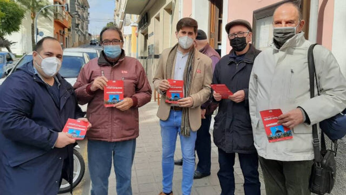 El secretario general del PSPV-PSOE de Alicante, Miguel Millana (derecha) junto a miembros del partido y vecinos de Villafranqueza