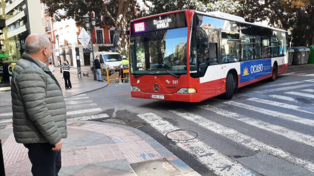 El concejal del PSOE en Alicante Manuel Martínez ha comprobado la falta de seguridad en algunos tramos de la Rambla