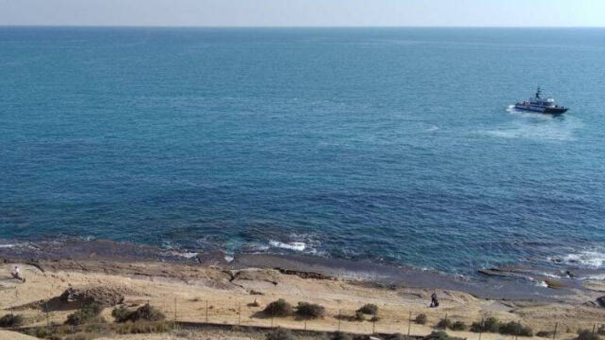Una patrulla de la Guardia Civil realiza labores de rastreo en el Cabo de las Huertas tras el hallazgo de una patera vacía