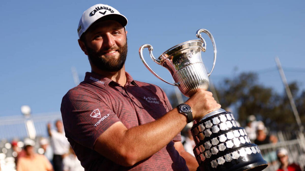 John Rahm, con el trofeo ganado en Madrid.