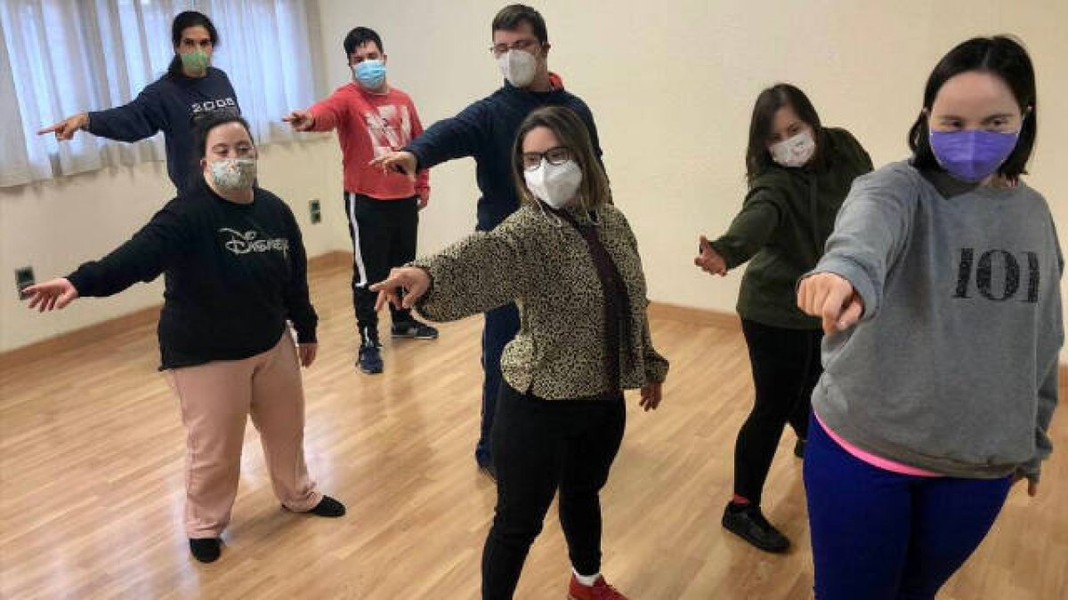 Grupo de jóvenes que forman parte del Programa de Danza y Movimiento de Down Alicante