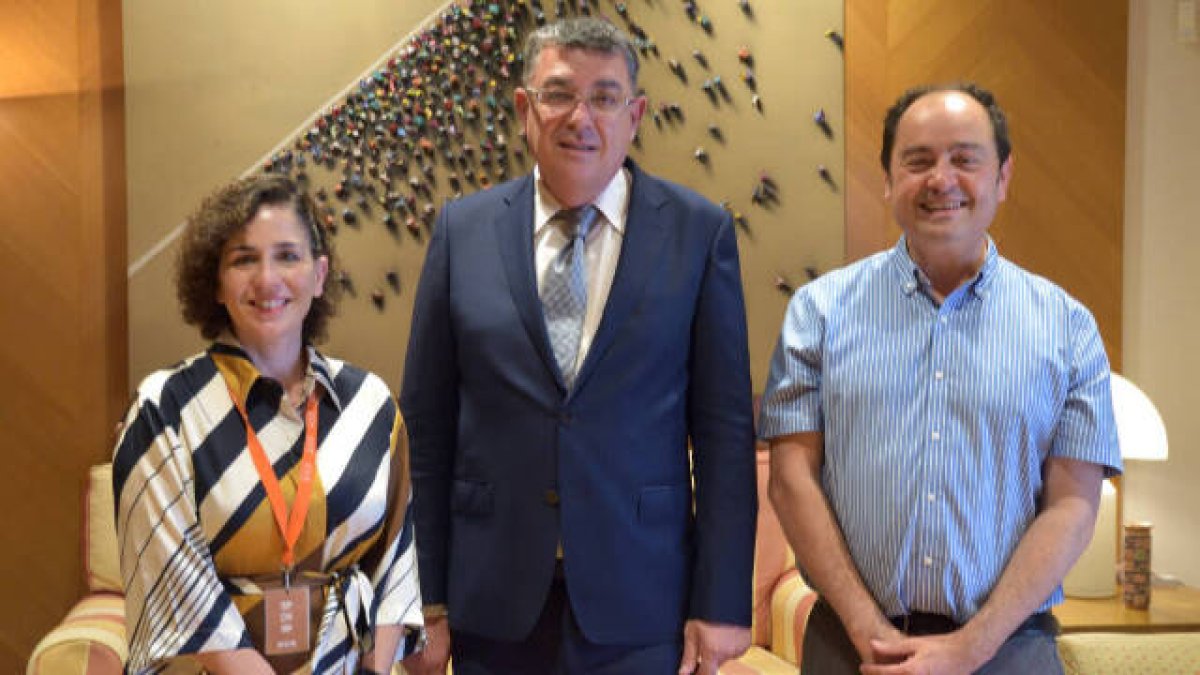El presidente de la Asociación de Juristas Valencianos, José Ramón Chirivella y la secretaria de relaciones institucional de esa entidad, Susi Boix,tras la reunión con el presidente de las Corts Valencianes, Enric Morera.