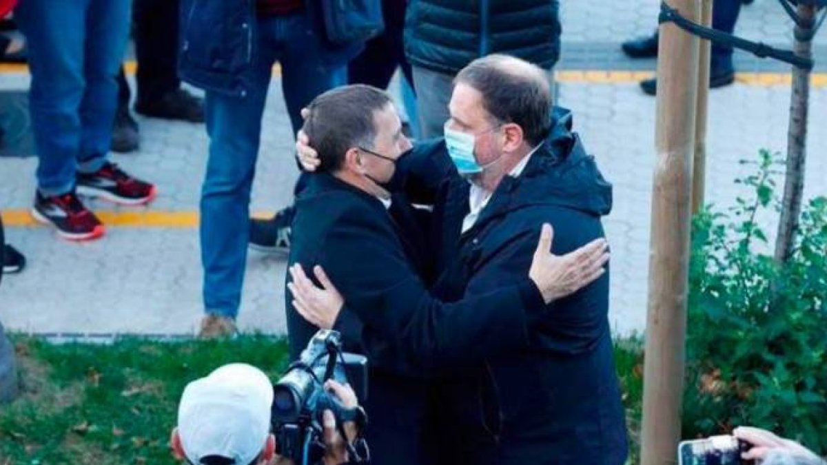 Otegi y Junqueras y su abrazo del sábado en la marcha proetarra.