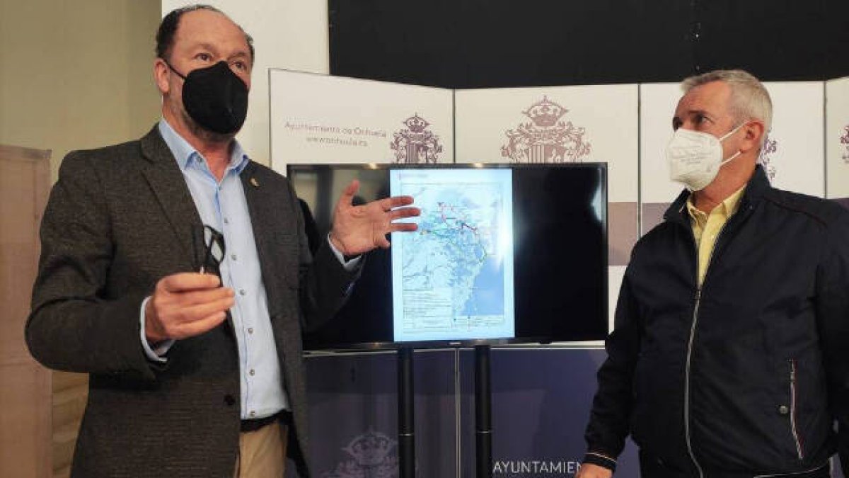 El alcalde de Orihuel, Emilio Bascuñana, y el concejal de Transportes, José Galiano
