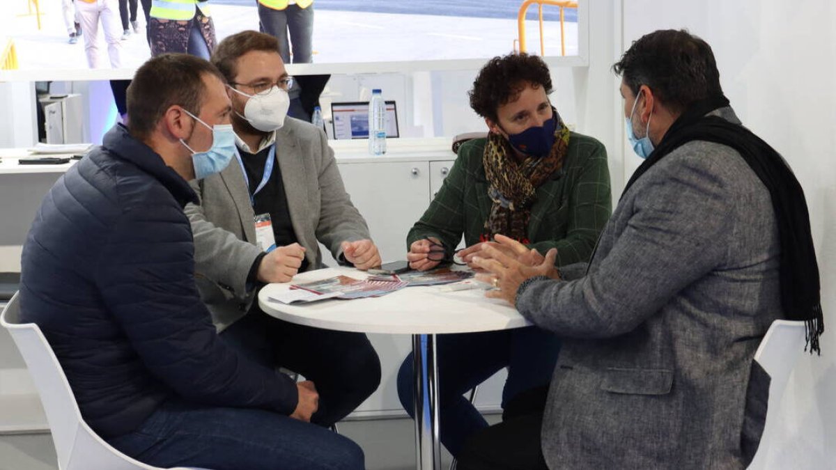 Imagen de la reunión entre representantes de ROKER y el Ayuntamiento de Onda - AYUNTAMIENTO DE ONDA
