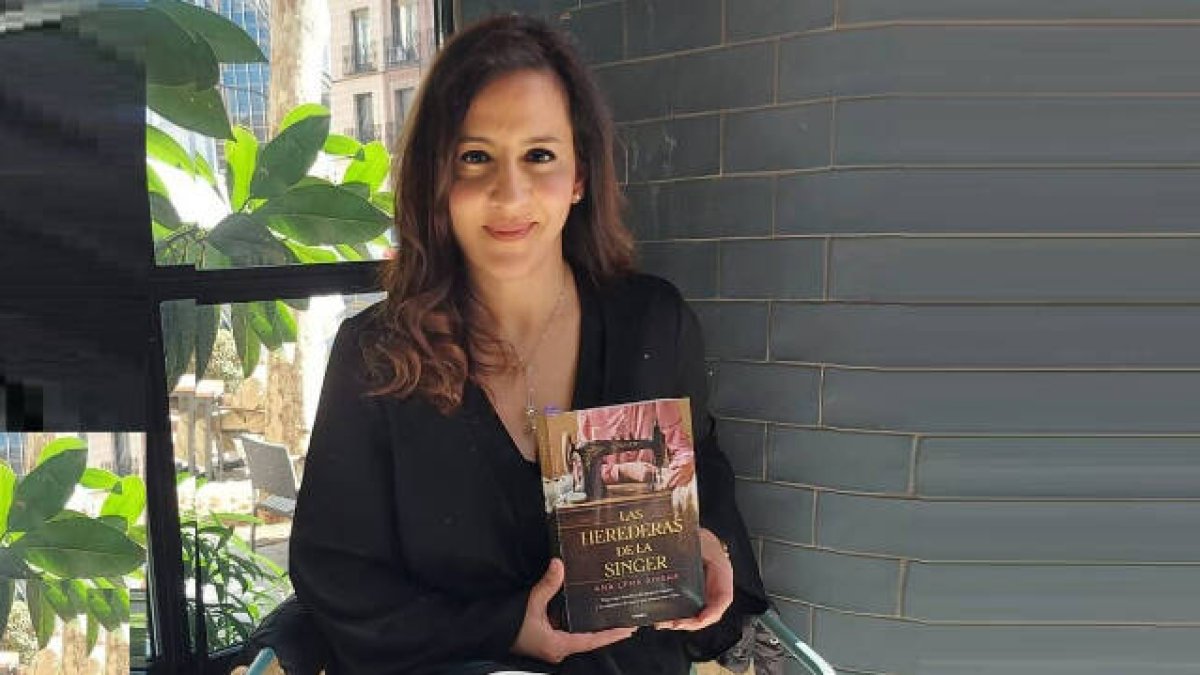 Ana Lena, escritora