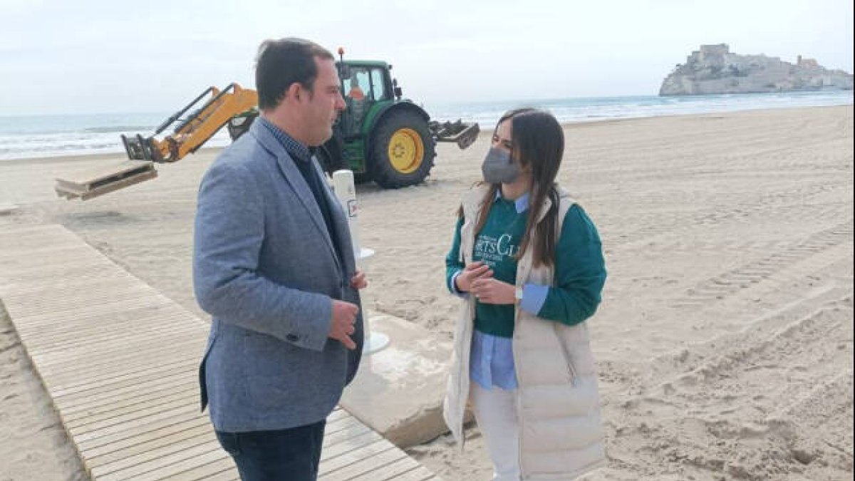 Raquel París, concejala del área, durante los trabajos de mantenimiento - AYUNTAMIENTO DE PEÑISCOLA