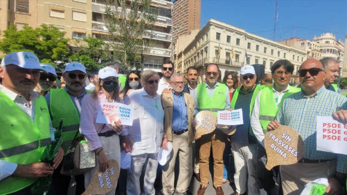 El PP de Orihuela reclama “el agua necesaria” en la concentración de Alicante