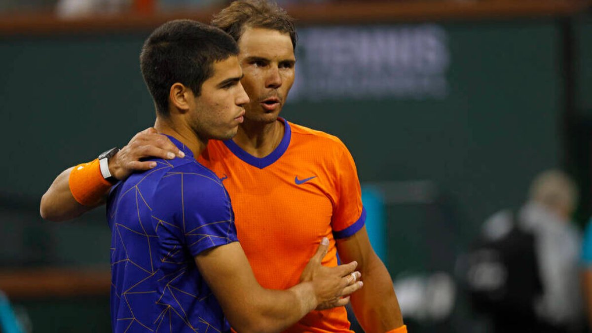 Alcaraz y Nadal se saludan al terminar el encuentro