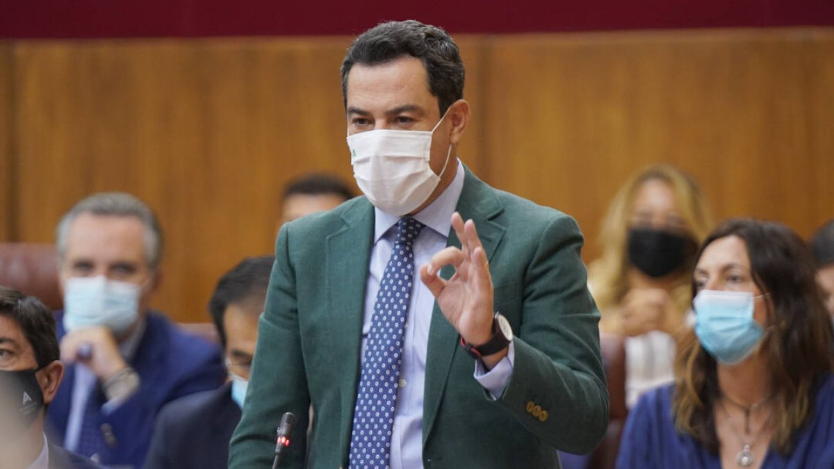 Juanma Moreno, presidente de la Junta de Andalucía, durante su intervención en la última sesión parlamentaria.