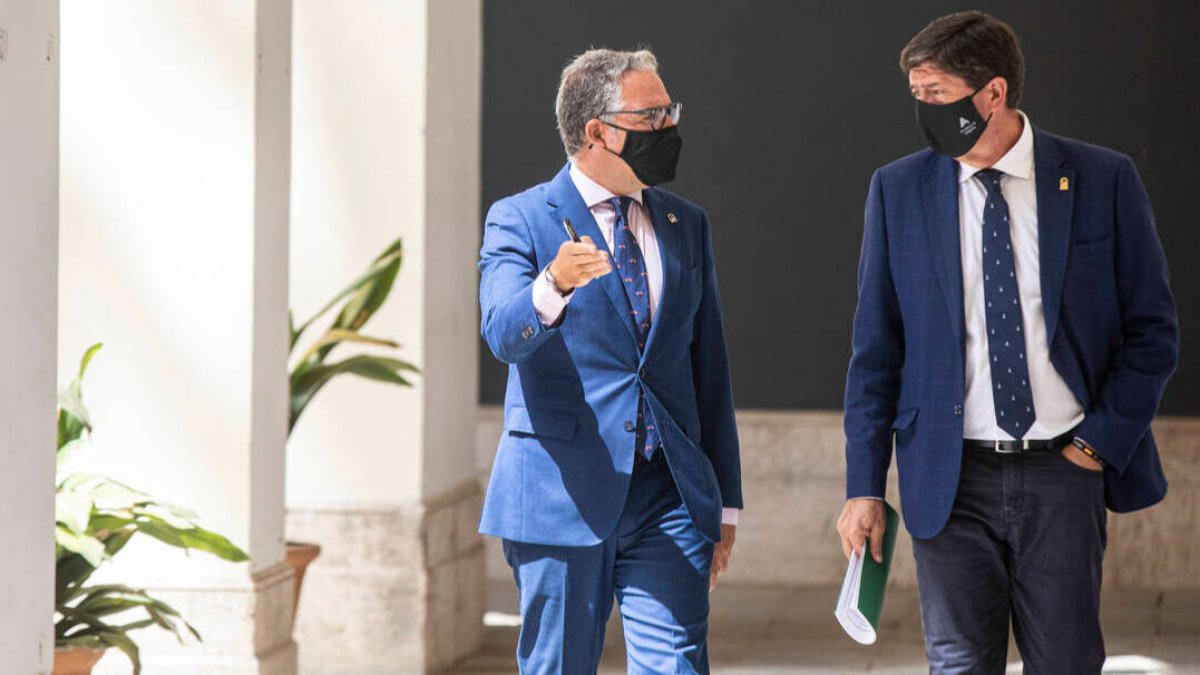El consejero de Presidencia, Elías Bendodo, y el vicepresidente, Juan Marín, en la sede del Gobierno andaluz.