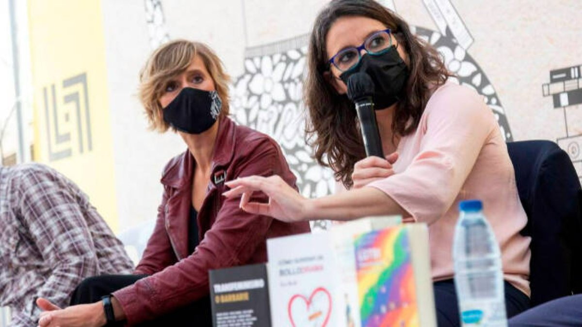 La concejala de Cultura en el Ayuntamiento de Castellón, Verónica Ruiz, junto a la vicepresidenta de la Generalitat, Mónica Oltra