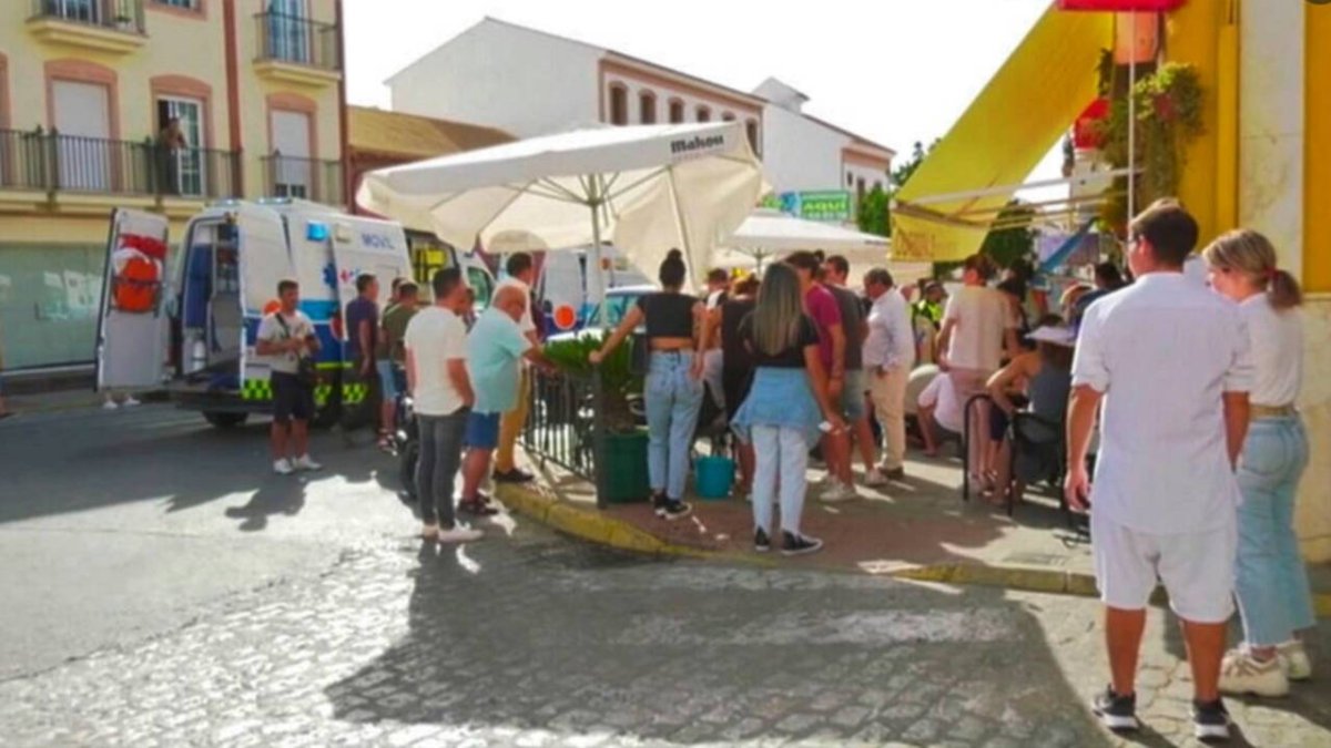 Terraza contra la que se lanzó el conductor del vehículo en Gribraleón (Huelva)