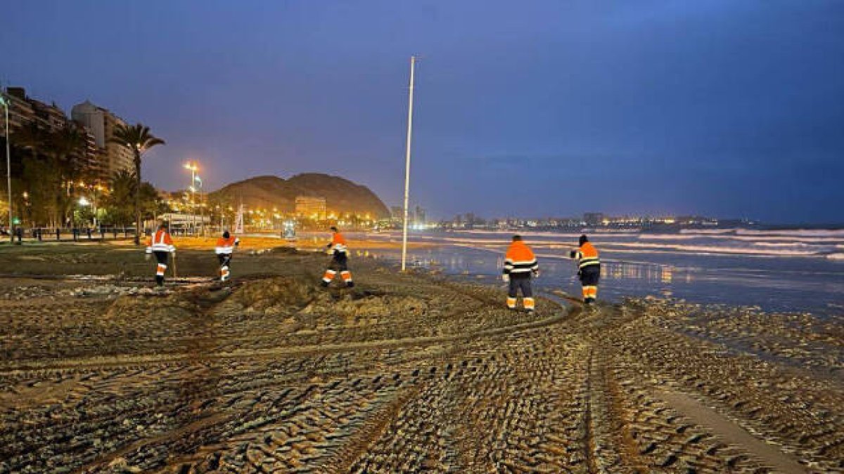 Las playas de Alicante van recuperando la normalidad