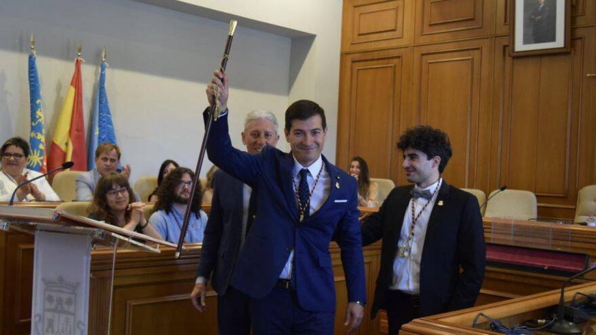 Rafa García, con la vara de mando.