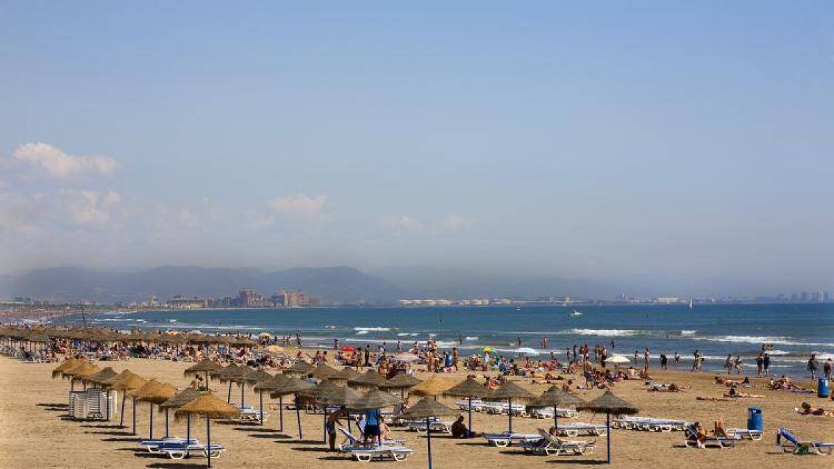 Imagen de archivo de la playa Malvarrosa.