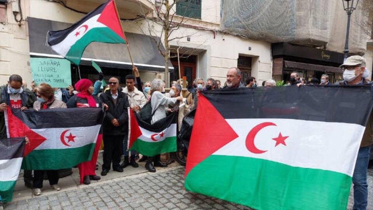 Ciudadanos saharauis protestando por el cambio de criterio del gobierno de España