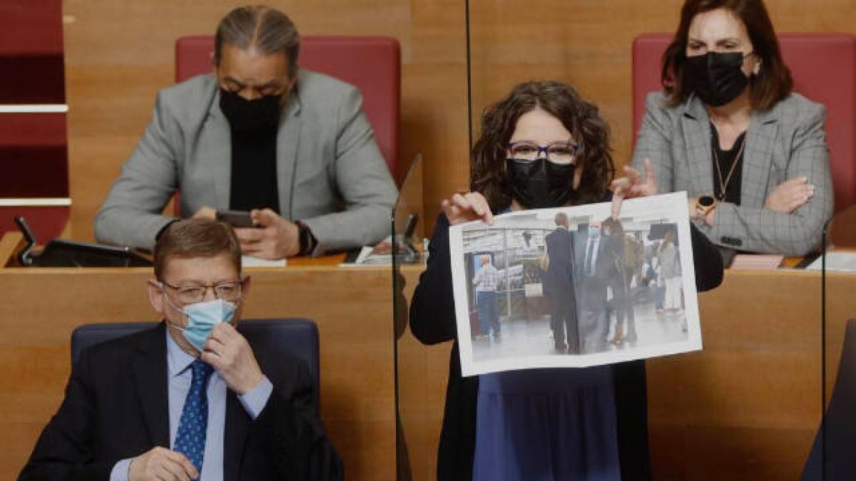 Mónica Oltra mostrando su supuesta conspiración