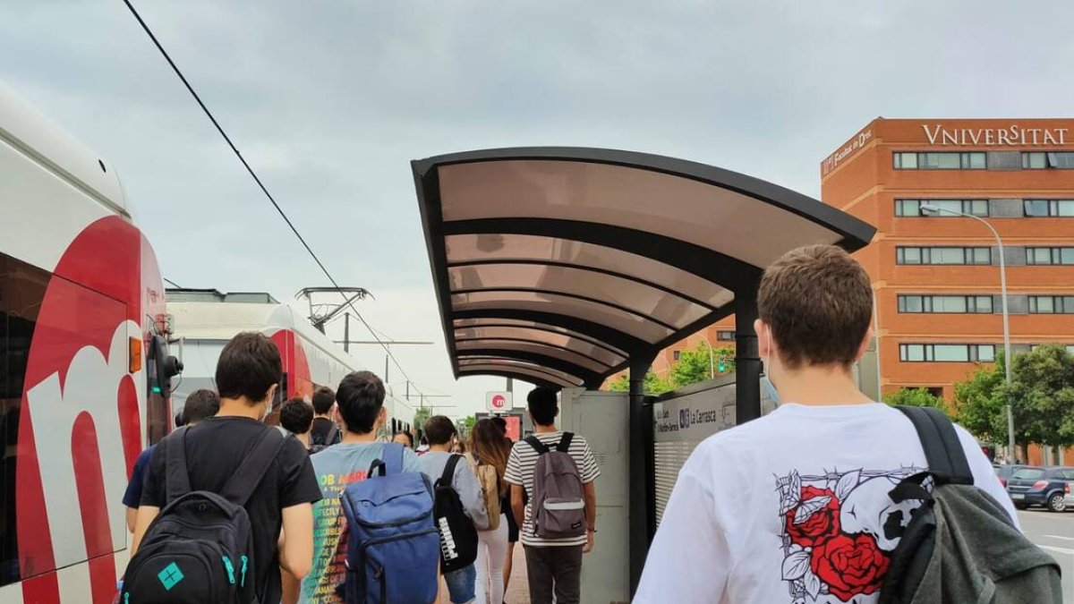 La Generalitat ofrece hasta final de año transporte gratuito a los menores de 30