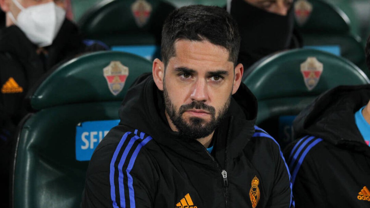 Isco Alarcón, en el banquillo del Real Madrid durante un partido.