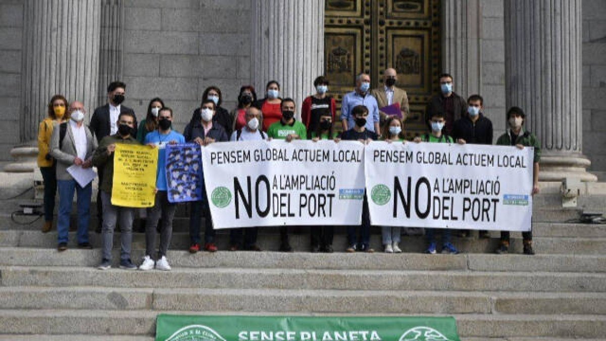 Joan Baldoví de Compromís la semana pasada en el Congreso con diputados de la CUP en contra de la ampliación del Puerto de Valencia