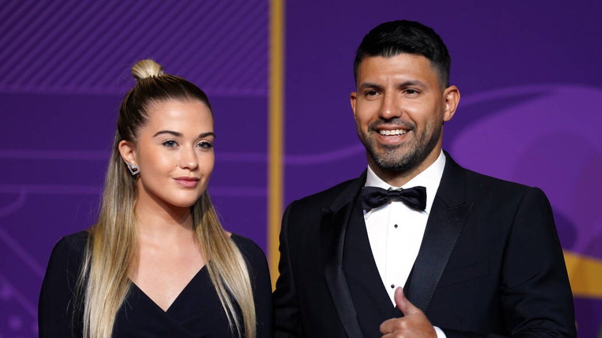 Agüero posa junto a su pareja en una gala de la FIFA.