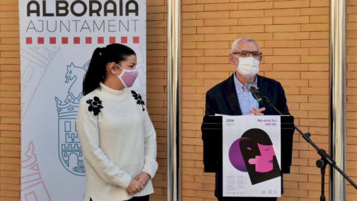 La concejala de juventud de Alboraya, Zeudy Estal, y el alcalde, Miguel Chavarría (PSOE)
