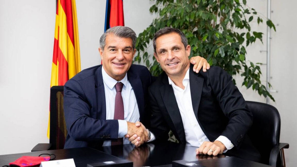 Sergi Barjuán, junto a Joan Laporta, cuando firmó el contrato para dirigir al Barcelona B.