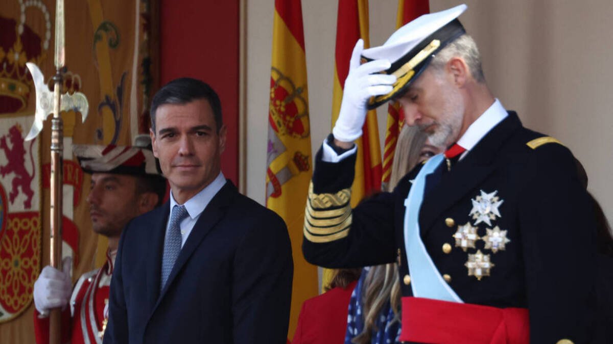 Pedro Sánchez y el Rey Felipe VI en el desfile