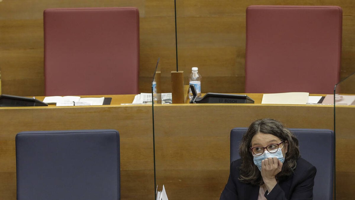 Oltra en el que fue su escaño en el parlamento valenciano.