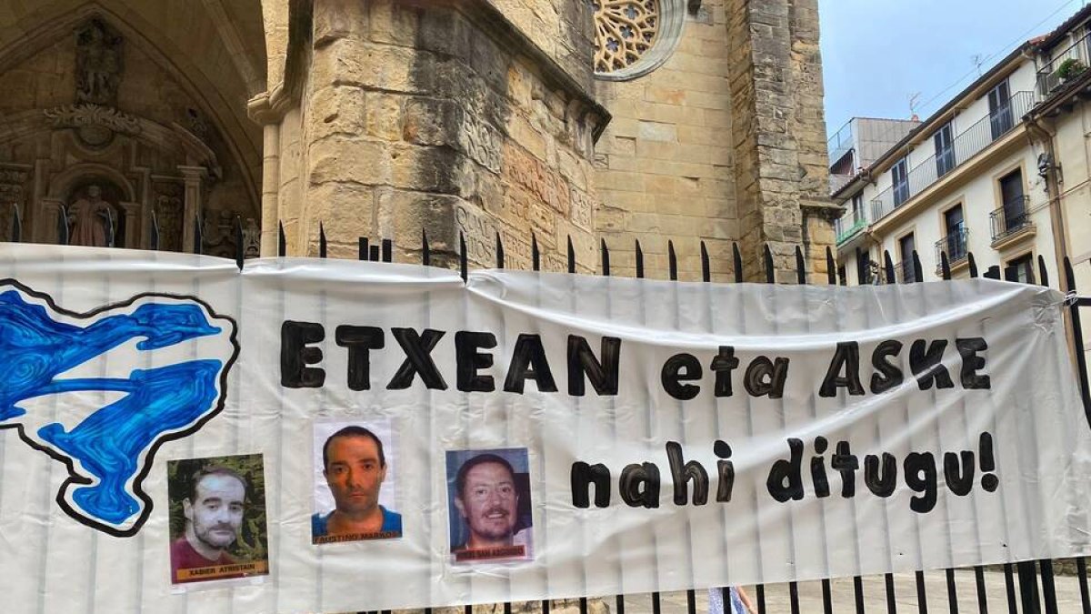 Carteles de presos etarras en San Sebastián.