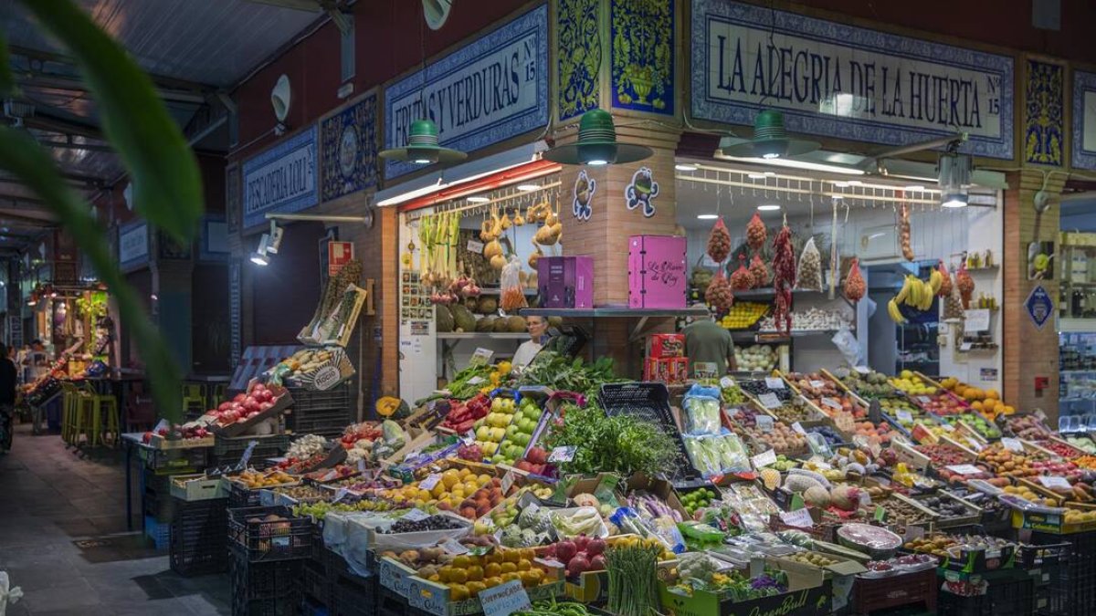 Un puesto de frutas sin clientes en un mercado de abastos - María José López - EUROPAPRESS