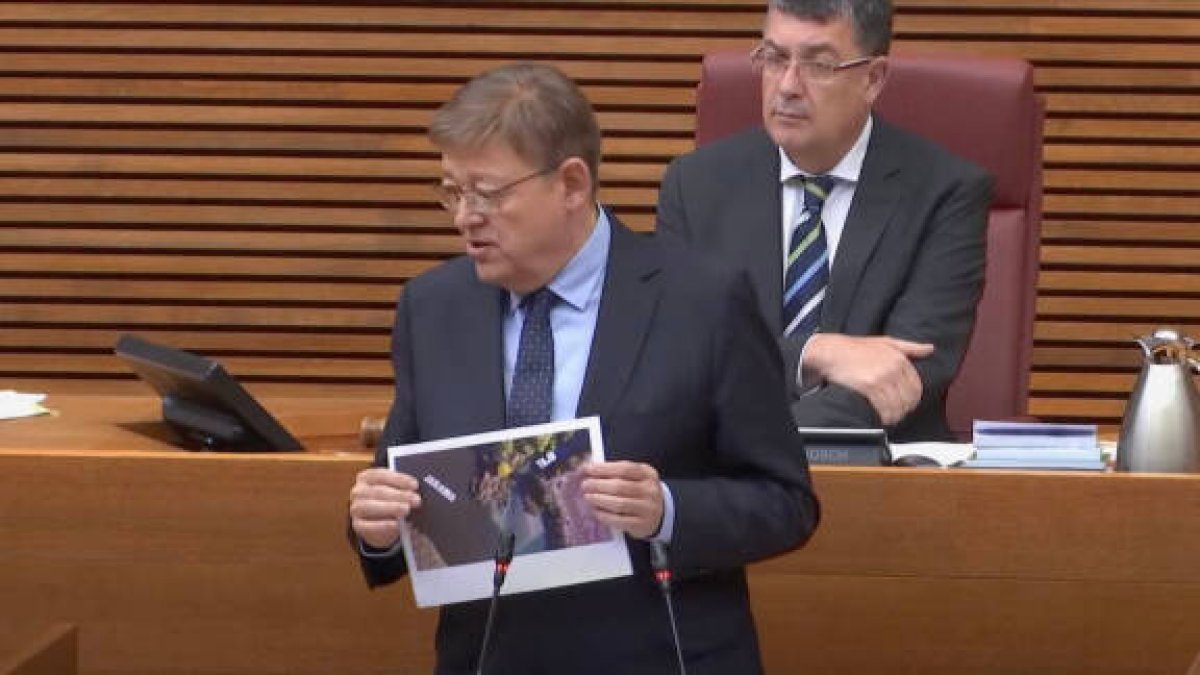 Puig mostrando en les Corts la foto del río Jarama de Madrid