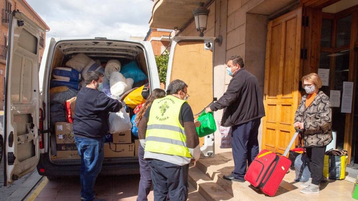 Imagen de furgonetas llenas de material y alimentos para el pueblo ucraniano (Bétera).