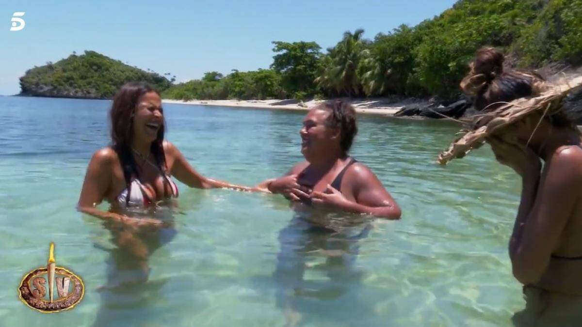 Desi hace que sus compañeras se olviden de las penurias en Supervivientes.