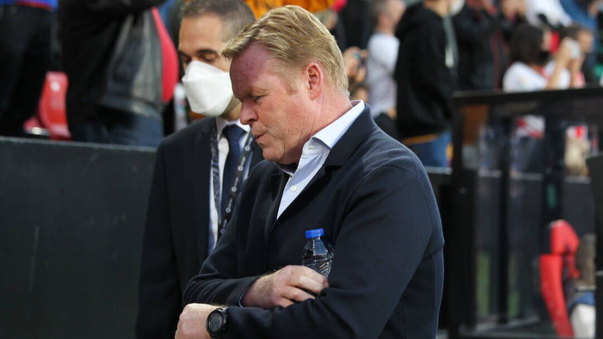 Koeman, ayer, en el banquillo de Vallecas.
