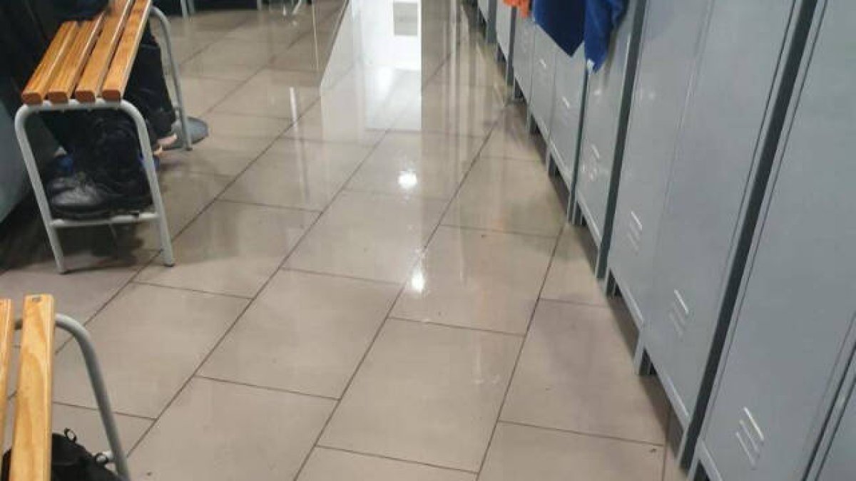 Las instalaciones de la Unidad del Distrito de Abastos de la Policía Local de Valencia se inundan a causa de las fuertes lluvias.