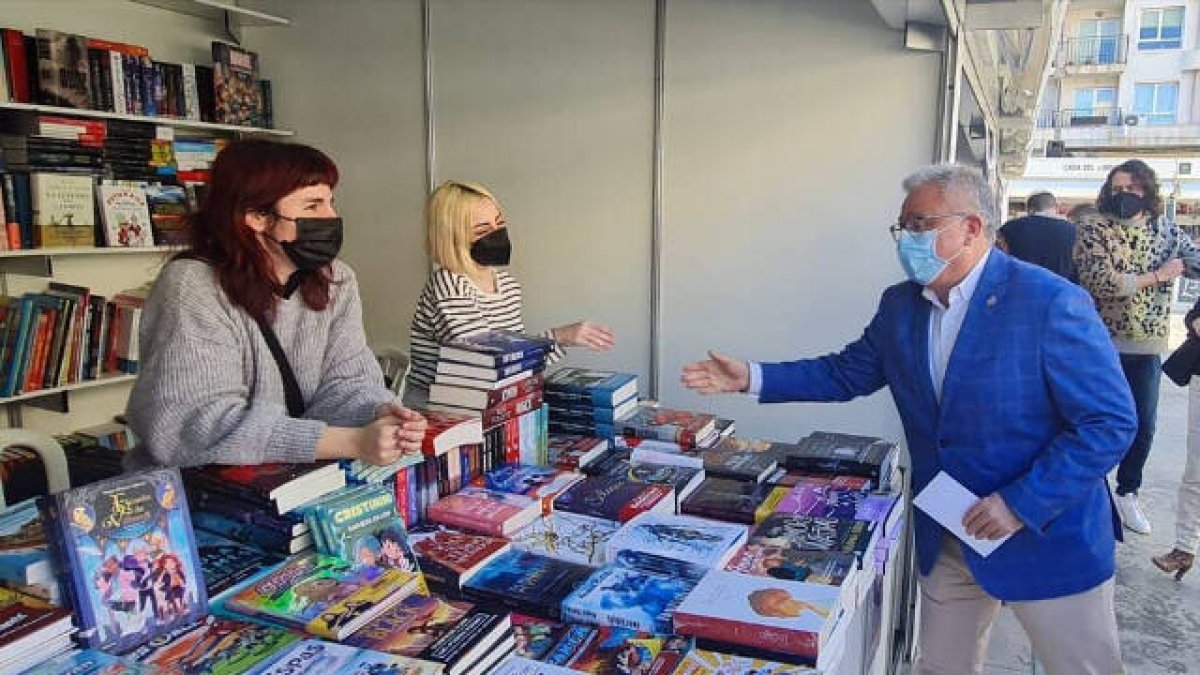 El concejal de Cultura, Antonio Manresa, ha dado la bienvenida a los expositores de la feria