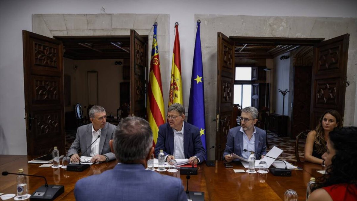 El president de la Generalitat Valenciana, Ximo Puig, preside una reunión con agentes sociales.