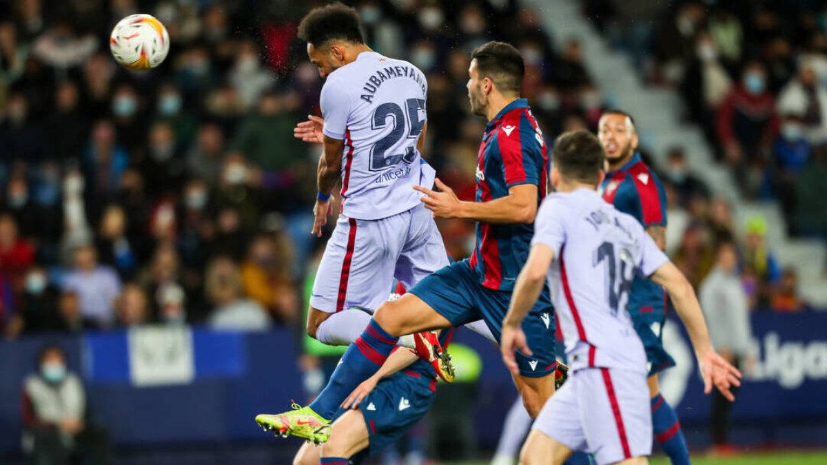 Aubameyang cabecea el centro de Dembélé que supuso el empate a uno