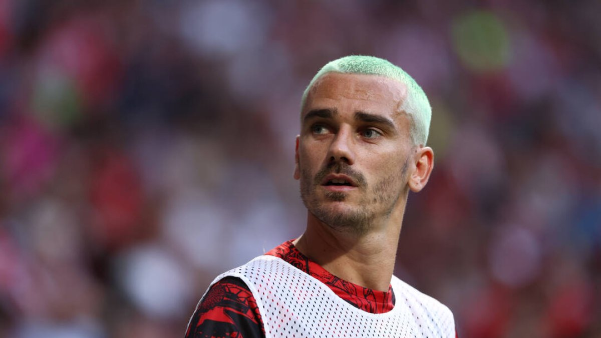 Antoine Griezmann calienta antes de un partido.