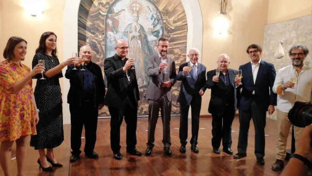 Los asistentes han brindado por el aniversario del Misteri
