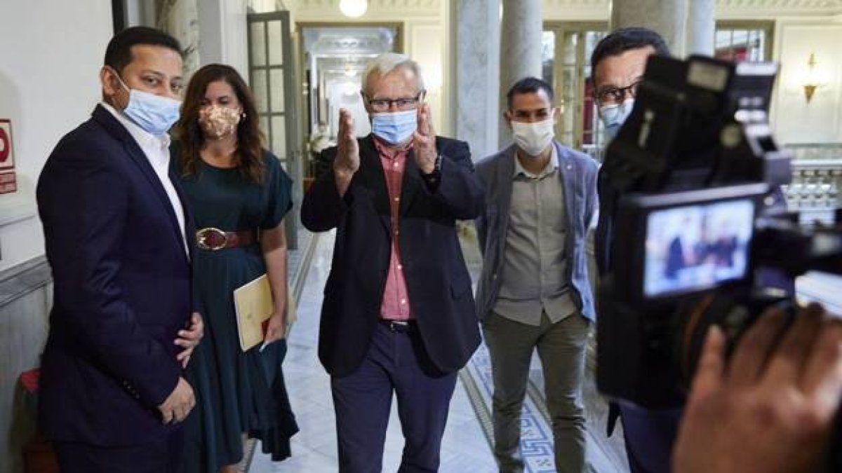 Imagen donde aparecen Anil Murthy, Joan Ribó y Sandra Gómez, juntos tras una reunión.