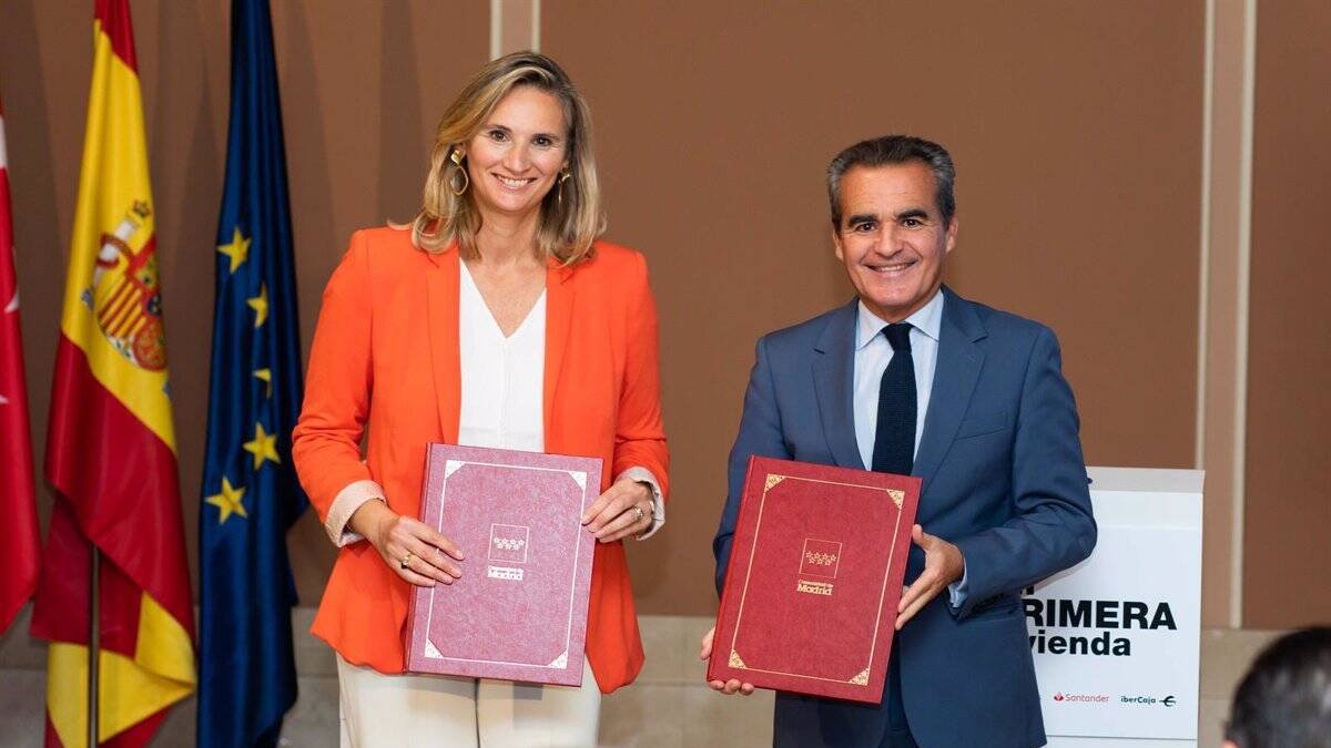 La consejera de Medio Ambiente, Vivienda y Agricultura de la Comunidad de Madrid, Paloma Martín, y el director territorial de Madrid Metropolitana de CaixaBank, Rafael Herrador.