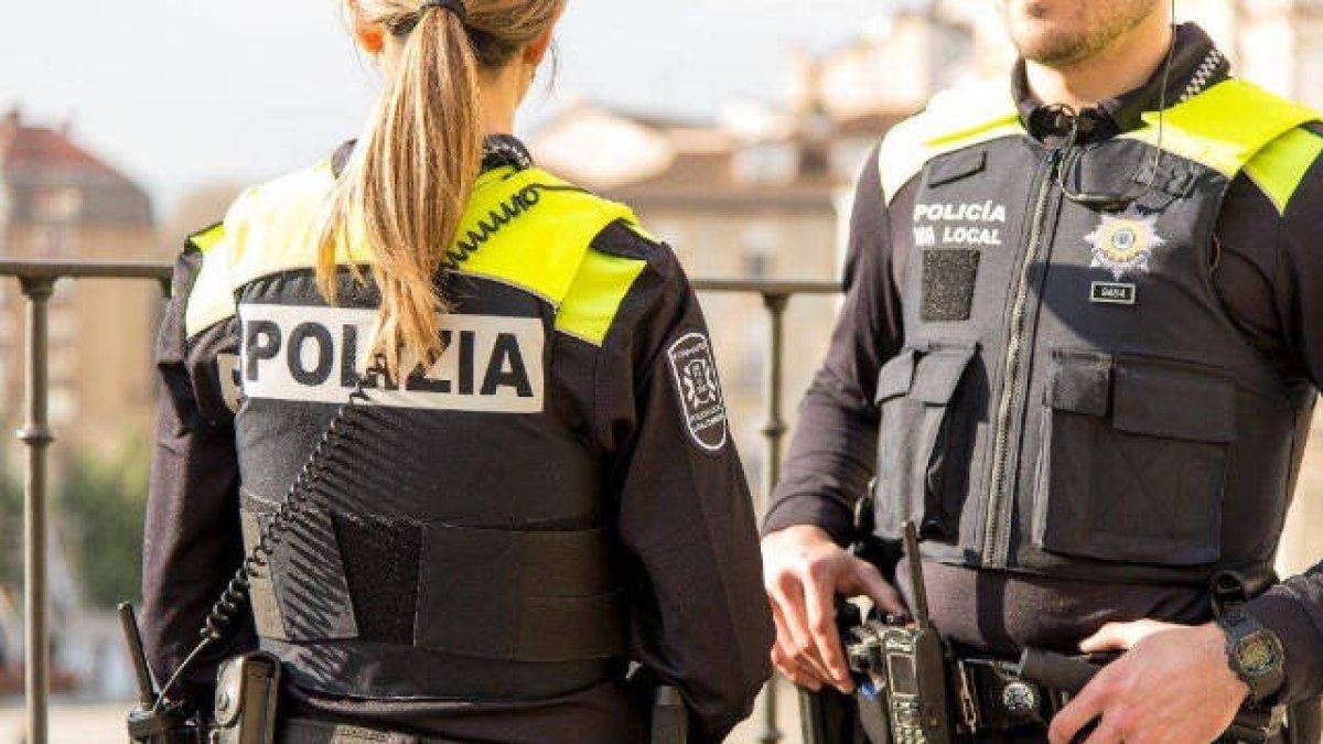 Imagen de dos agentes de la Policía Local.