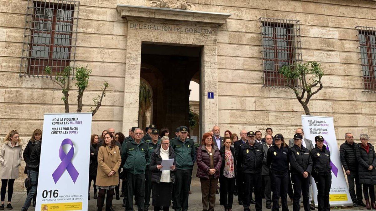 Minuto de silencio frente a la Delegación de Gobierno de la Comunitat Valenciana por una víctima de este delito en Moraira, año 2020 - ARCHIVO