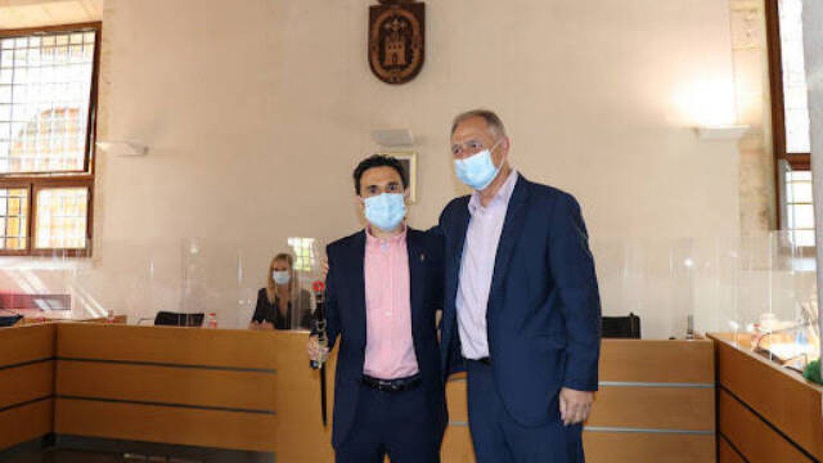 El alcalde de Llíria, Joanma Miquel (Compromís) y su antecesor, Manolo Civera (PSOE)