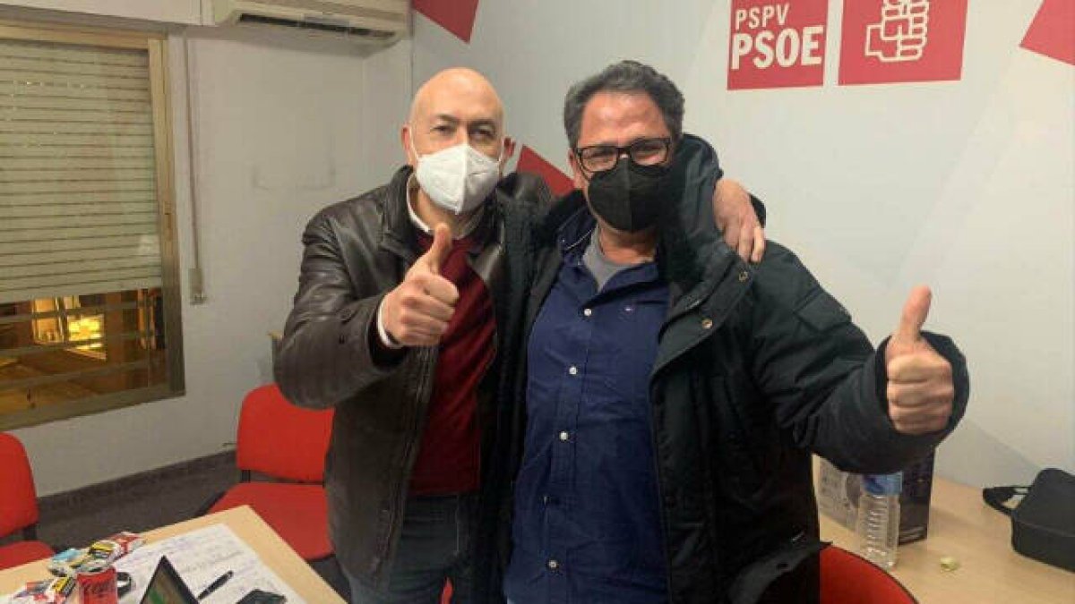 Alejandro Soler y Joaquín Hernández tras la victoria de Soler en las primarias provinciales / FOTO: vegabajadigital.com